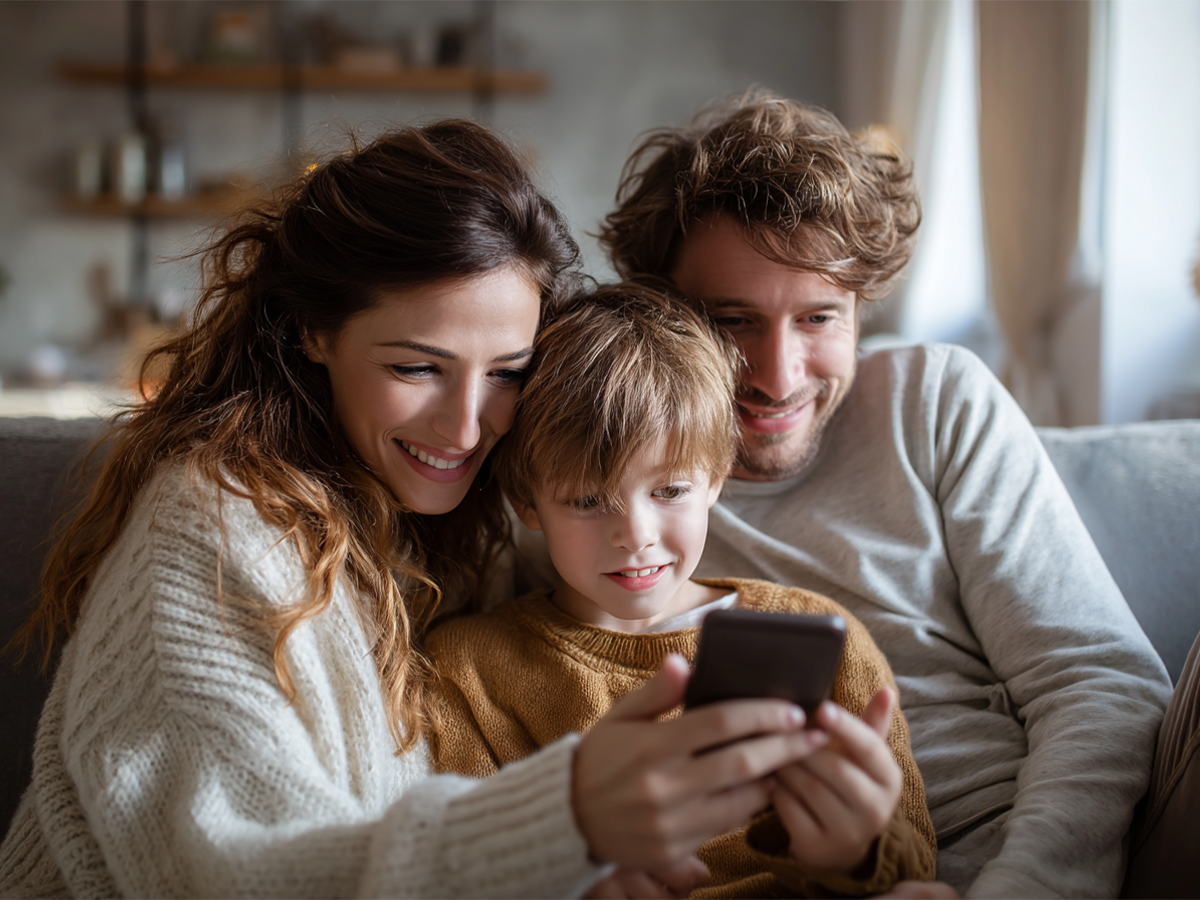 Familia usando internet de fibra óptica en Cártama con Sistec Telecom