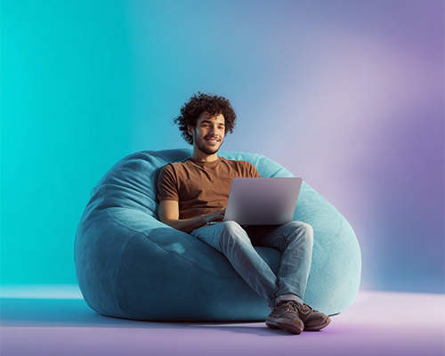 Persona usando internet rápido para gaming o teletrabajo